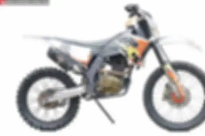 Heri Wowok dari workshop Wowok Mandiri (WM) Banjarnegara, gemar berpetualang dengan trail. Bahasa kerennya adventure, baik dengan motor jenis lokal maupun built up. Tapi, menyesuaikan kondisi geografis ala Indonesia, modifikator yang akrab disapa Her