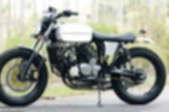 M. Yusuf Adib Mustofa dari Semangat Putra Motor (SPM), Purwokerto (Jawa Tengah) doyan cuztomized engine. Kali ini gokil banget nih Honda GL-Pro Neotech dibikin jadi dua silinder V-engine. Modalnya dua blok silinder Yamaha V-ixion. Wadow