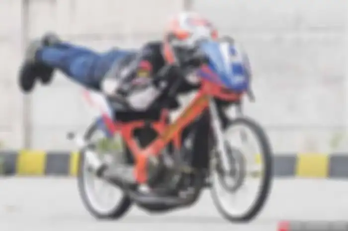 Sebenarnya Honda Nova Dash yang punya tampilan ayago alias ayam jago ini sudah dirancang superior untuk kelas bebek 2-tak. Gimana enggak, motor berkapasitas mesin bersih 125 cc ini diset untuk berhadapan langsung dengan Kawasaki Leo, Yamaha 125Z, hin