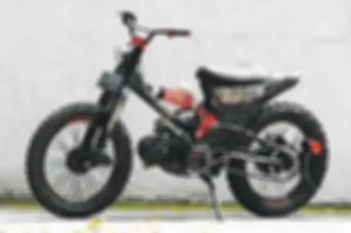 Sugeng Wahyudi salah satu biker yang enggan jika mengikuti trend choppy cup untuk motor kesayangannya. Makanya, warga Jombang ini coba berkolaborasi dengan GDZH Custom Cycle untuk membuatkan konsep baru yang terlihat lebih macho. Jadilah modifikasi H