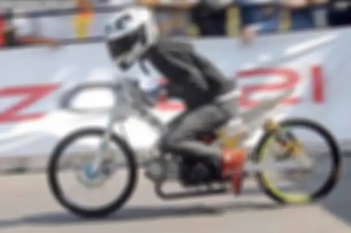 Sejatinya Honda Supra X125 tunggangan Yopie di kelas 4-tak Tune up 130 cc bukan motor baru yang tiba-tiba jadi jawara. Ini bekas tunggangan Juni AS yang notabene sudah jadi juara kejurda road race Jatim tahun 2012 dan 2013. Supra X125 cuma ganti rasi