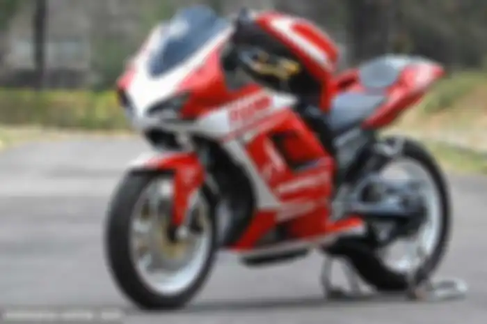 Desain duo pacuan ini mengacu ke Ducati 1198 SP. Ya, Suzuki Thunder dan Honda Tiger. Bisa ditengok dari bentuk bodi kit-nya yang hampir sama dari keduanya. Tapi, kedua owner motor ini nggak mau jika motornya dibikin kembar layaknya modifikatornya yan