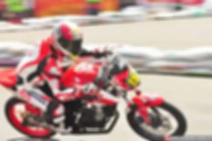 Sirkuit dadakan Kanjuruhan, Malang, Jawa Timur, berkarakter stop and go. Untuk menaklukkan sirkuit seperti ini, rasio final gear besutan Aditya Pangestu dibikin ringan. “Diseting 15/54 mata,” buka Benny Djati, tim manager Astra Motor Racing Team (ART