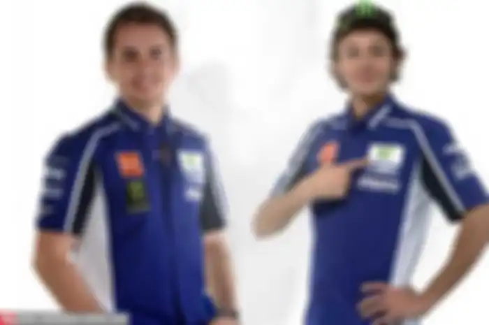 Siapa yang mau mengenakan kemeja reragam resmi tim balap Yamaha di Moto GP 2014? Bisa beli apparel resmi dari Yamaha. Tentu desainnya resmi dari Yamaha Factory Racing. Jadi, ukuran logo sudah pasti proporsional.