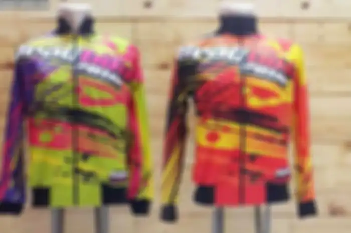 Bigben Power Sport yang spesialis printing kain, kini meluncurkan jaket untuk penyuka trek 201 meter. Terbuat dari bahan macam jersey yang tipis. Sehingga mudah menyerap angin supaya dingin.