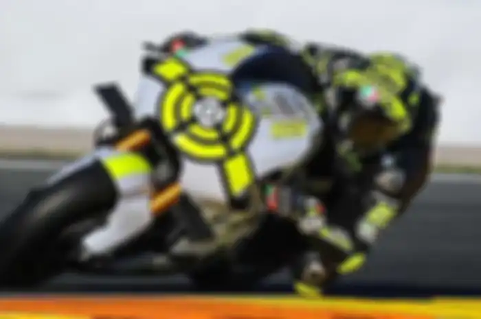 Andrea Iannone kabur dari sirkuit di hari kedua tes MotoGP Jerez, Spanyol (24/11). Yup, Iannone hanya melakukan pengetesan Suzuki GSX-RR di hari pertama saja. Iannone tidak kabur karena ngambek atau ada masalah dengan tim Suzuki.