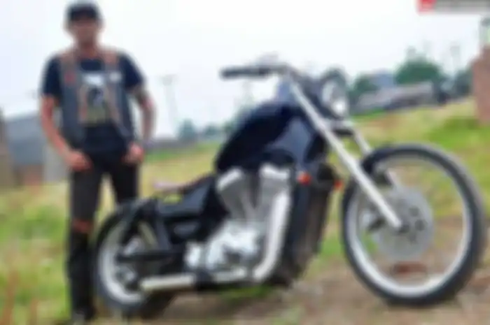 Pabrikan Suzuki punya taste bagus saat luncurkan varian ini. Dari sisi style diambil roh kaum outlawas bikers, chopper 70-an  yang jauh dari kesan garbage wagon atau  roh bagger. Ergonomi dibuat nyaman buat peturing, sasis tengah agak landai posisi s