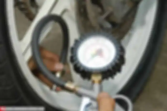 Dalam musim penghujan sekarang ini, kelayakan ban sangat penting bagi sobat bikers sekalian. Sebab, traksi ban kadang suka terganggu di trek basah. Makanya  mulai dari jenis ban, tingkat kedalaman pattern, hingga tekanan angin ban diperhatikan.