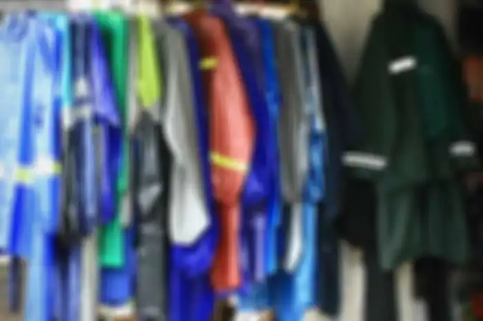 Salah satu perlengkapan paling diburu pengendara saat musim hujan tiba, sudah pasti jas hujan. Jas hujan menjadi peranti wajib bagi mereka yang memang harus tetap riding meski diguyur hujan. Untuk yang sehari-hari berkendara, tentunya ini sudah bukan