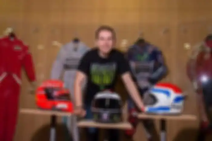 Pembalap dengan dua gelar juara dunia MotoGP, Jorge Lorenzo, sudah merintis jadi kolektor helm dan wearpack pembalap Juara Dunia MotoGP dan F1. Beberapa koleksi helm dan wearpack Juara Dunia yang dimiliki Jorge Lorenzo antara lain barang-barang milik