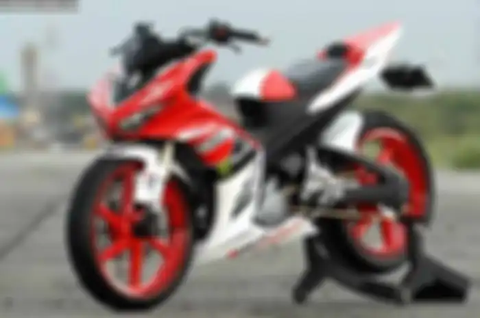Bukan kacang yang lupa kulitnya. Meski fokus di bodi kit Kawasaki Ninja 250R, Adhi Wicaksono tetap menelurkan bodi kit untuk Yamaha MX135. “Bodi kit ini generasi atau gen yang pertama. Kalau dulu, saya bikin bodi kit asal-asalan,” aku juragan rumah m