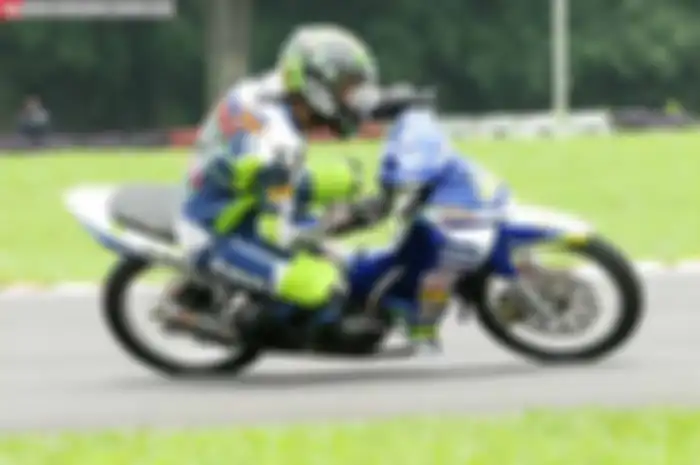 Sejak start, Agus Setiawan ambil langkah 1.000 waktu MotoPrix Region 2, Seri I, di Sentul Karting, kelas MP2, Minggu yang lalu. Baru dua lap dia sudah melesat sendirian. Hampir 200 meter rider tim Yamaha Yamalube RPM NHK FDR AHRS SSS Creampie MRT (YY