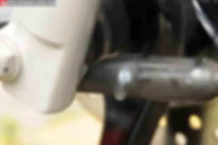 Sebagai mekanik yang baik hati, Maman Sugiman tak segan menceritakan pengalaman uniknya ke pengguna motor khususnya skubek Yamaha Mio J. Adapun cerita unik yang bisa jadi acuan pembaca adalah, skubek injeksi ini ternyata enggak bisa copot kabel spido