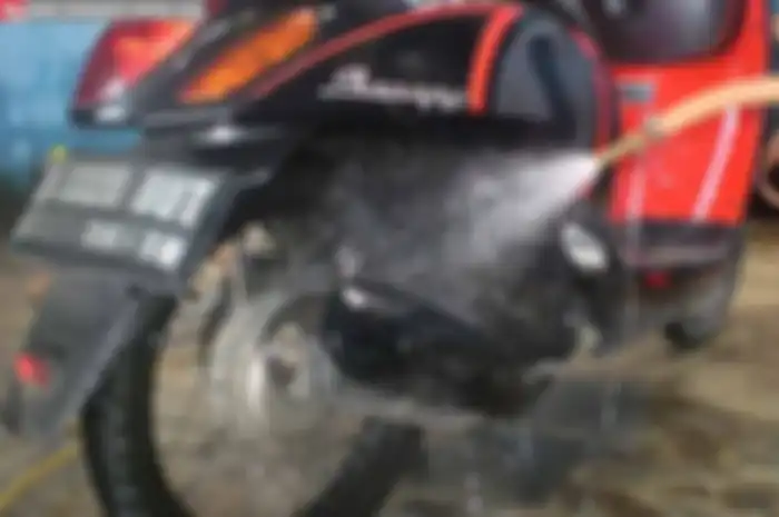 Banjir menimbulkan masalah lain bagi motor. Bukan saja kerusakan spare part tapi dampak lainnya yaitu karat! Proses karat ini memang lama. Namun jika tidak dicegah akan berdampak bahaya bagi si pengendara.