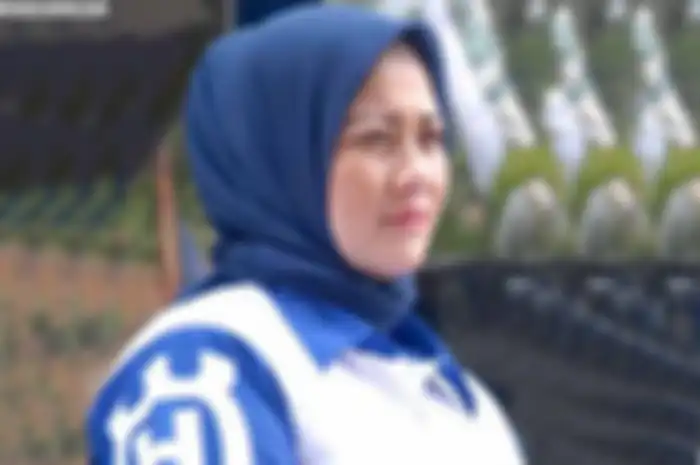 Buat Agi Agassi, sosok ibu adalah segalanya. Semua prestasi yang diraih Agi di dunia balap, tidak lepas dari dukungan Hj. Ifa Masrifa sang ibunda. Selain terus mengirimkan doa untuk anak tercinta, ibunda Agi tidak jarang hadir langsung di trek member