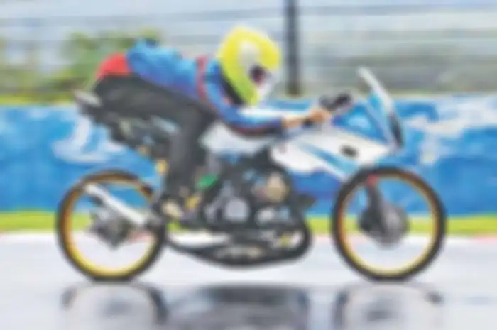 Turun di dua alam, yaitu drag bike resmi dan balap malam, Kawasaki Ninja 150R besutan Aconk Samsonet memang selalu jadi primadona. Yu ungkap rahasia Kawasaki Ninja 150 bisa juara di drag bike dan balapan malam