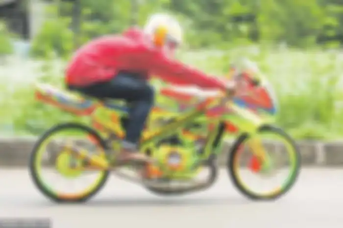 Pasti tau guyonan di atas kan? Yup, plesetan kalimatnya Suharto, presiden kedua Indonesia yang banyak diposting di sosmed. Soeharto nampang di fairing Kawasaki Ninja 150R ini. Suharto berhasil menggeser Soekarno dan jadi pemimpin negeri ini cukup lam