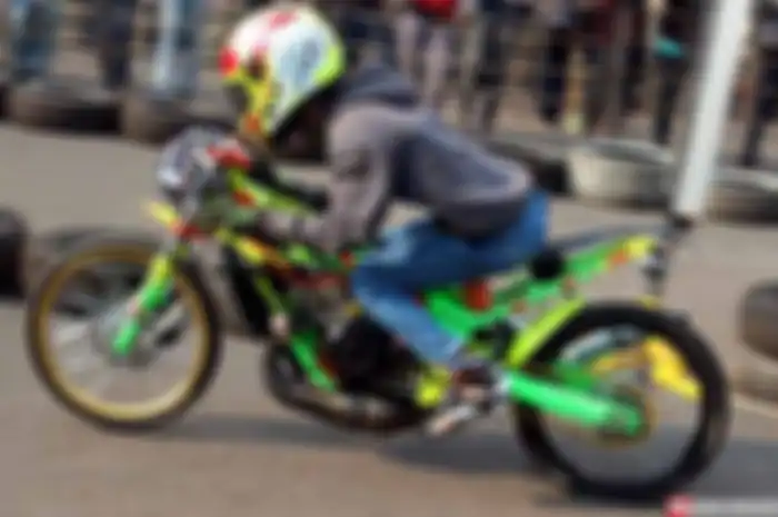 Pacuan andalan tim IUS Motor FT SP 76 D2T asal kota Kembang, Bandung ini sukses ngacak-acak kelas Sport 2T TU 155 cc Open ajang balap lurus di seputaran Jawa Barat. Kawasaki Ninja 150R lansiran 7 tahun silam hasil racikan Taufik SP ini, berhasil cata