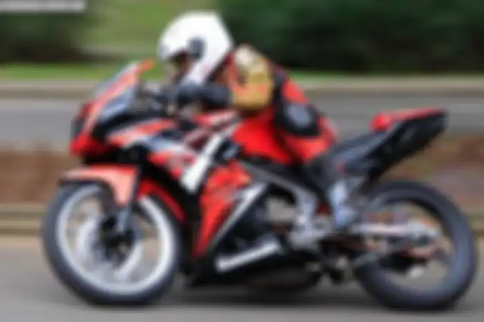 Waduh apaan nih yang disodok-sodok? Hehehe.. maksudnya kejadian di ajang fun race yang diadakan E Event dua minggu lalu (2/01). Kawasaki Ninja 150RR besutan Imron ‘Awon’ Sirojudin ini yang tadinya sempat tercecer di posisi paling buncit, bisa nyodok 