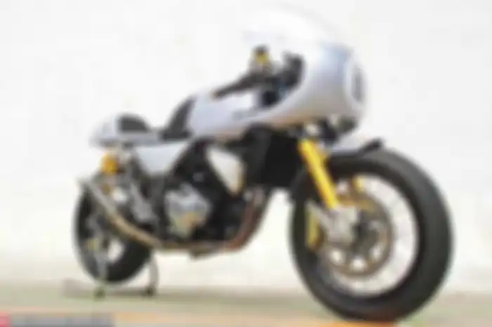 Ini real modifikasi. Ubahan Kawasaki Ninja 250R cafe racer untuk balap fun race. Emang bener, kan cafe racer dulunya memang motor balap era 1970-an. Cafe racer bukan tampilan luar aja