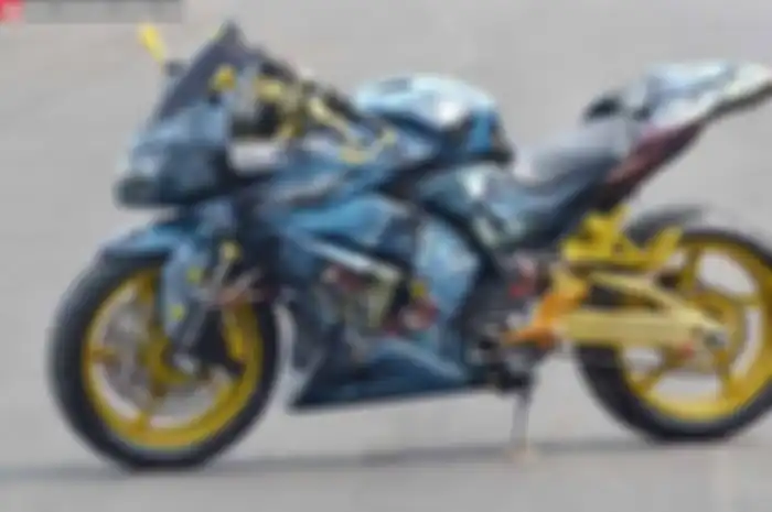 Modifikasi yang dilakukan Deni, terkesan hanya menganut tema airbrush realis. “Warna hitam sebagai dasar dengan kelir biru dan kuning yang jadi corak karakter X-Men. Yang ikut mendongkrak tampilan yaitu kaki gambot,” cuap Deni, punggawa Deni Motor (D