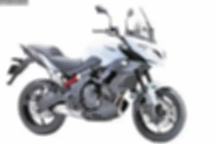Kawasaki siap jual Versys 650 ABS dan LT. Motor yang kental dengan nuansa adventure ini, di tahun 2015 mengalami facelift. Secara penapilan, lampu depan mirip banget dengan headlamp Kawasaki New Ninja 250. Versys yang punya