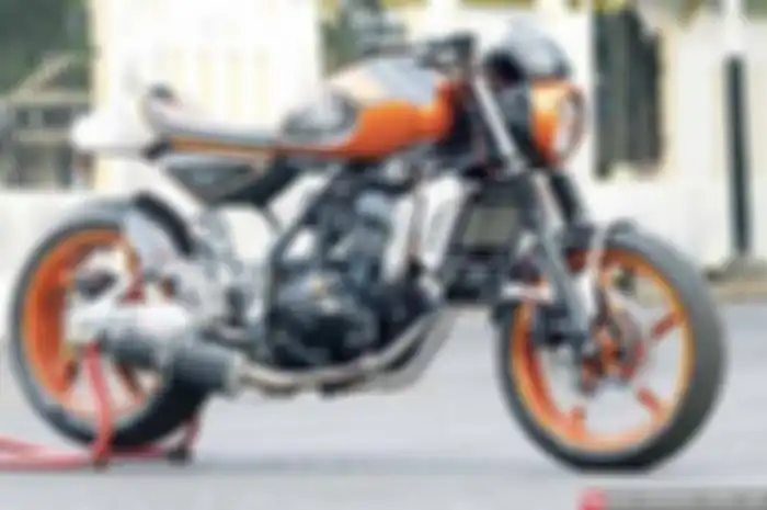 Siswo Winoto dari rumah modifikasi Win’s Paddock (WP) Purwokerto bikin kreasi baru. Lajang mesra disapa Wiwin ini meramu tampilan dari jenis mesin berkarakter sport jadi Cafe Racer (CR). Temanya merujuk konsep CR yang singset, namun bermesin segar. J
