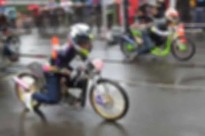 Status kejurnas ajang adu kebut lintasan lurus alias drag bike masih kerap dipertanyakan para pelakunya. “Soalnya ada beberapa event dilabel kejurnas, tapi ujung-ujungnya gak jelas,” papar Saiful Cibef yang tahun lalu ngegas di bawah payung tim Tomo 