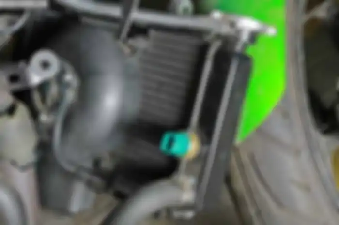 Buat pembesut Kawasaki Ninja RR Mono atau Z250SL, jangan heran kalau kipas radiator tetap berkitir meski kontak sudah di posisi Off. Sebab, kipas radiator ini memang bekerja secara otomatis menggunakan sensor.