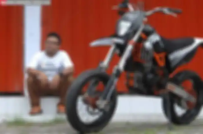 Kawasaki KLX 150S masih menjadi idola bagi peminatnya. Buktinya, di Jombang, Jawa Timur banyak pemilik KLX untuk adventure. Tapi, Jaufan yang salah satu penyuka motor trail Kawasaki ini, beda! Justru, malah enggan bermain lumpur. Nah loh!