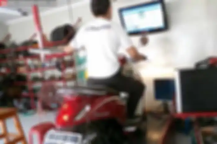 Sejak sering dirazianya knalpot racing, tak sedikit penyuka kecepatan beralih pakai knalpot standar. Tapi, biar aliran gas buangnya lebih lancar, saringan dalam silencer dibobok. Gak peduli meski knalpot bawaan pabrik harganya mahal. Itu pun suara ya