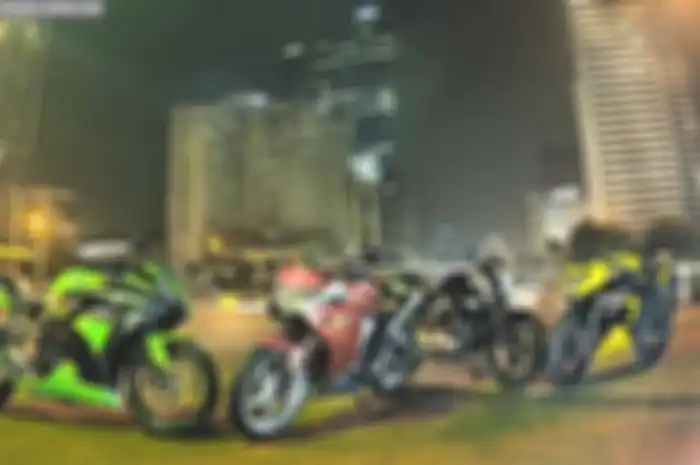 Punya pacuan sport yang kerap dipakai turing, juga terkadang butuh tangki lebih besar. Eit, tapi bisa juga tidak. Asalkan, konsumsi BBM alias bahan bakar yang dihasilkan tergolong irit.