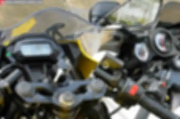Ketika diparkir bersebelahan, desain dan dimensi Ninja 150 RR dan Ninja RR Mono terlihat identik. Sama-sama berkaki ramping dengan desain bodi futuristik. Tetapi, namanya barang baru tentunya ada beberapa perbedaan.