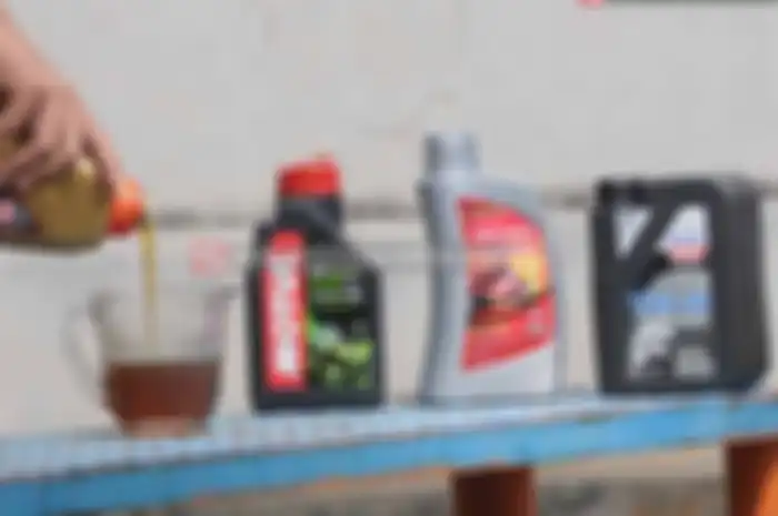 Ingat sabun pasti ingat ibu-ibu. Yap sabun biasa disebut detergent digunakan ibu-ibu untuk mencuci baju. Sabun atau detergent juga terdapat di pelumas. Termasuk dalam kategori additive atau zat tambah. Bahan kimia yang digunakan sebagai additive di p
