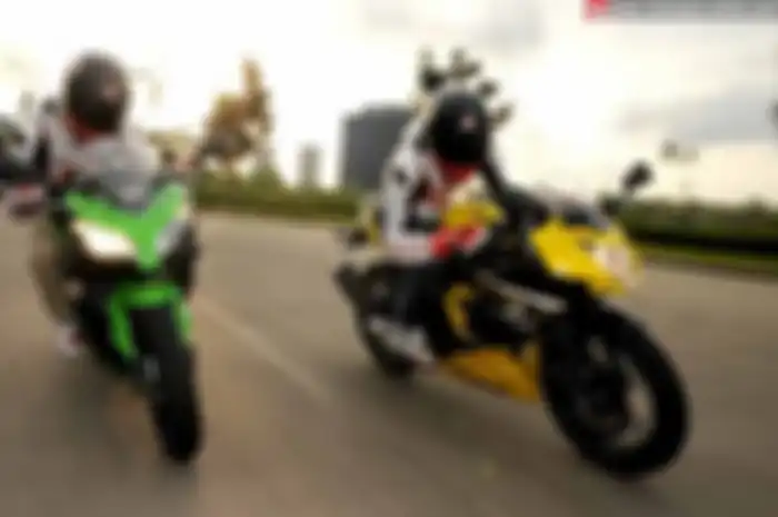 Secara tidak langsung, PT Kawasaki Motor Indonesia menciptakan pertarungan di dalam kubu sendiri. ’Menyusupnya’ Kawasaki Ninja RR Mono berhadapan langsung dengan New Ninja 250 FI. Ini, macam pertarungan antara dua Ninja bersaudara untuk memperebutkan