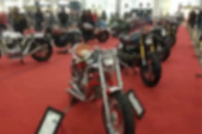 Hajatan Kustomfest 2013 resmi dibuka (5/10).  Gelaran yang mengambil tempat di gedung Jogja Expo Center (JEC) itu jadi tempat berkumpulnya builder tanah air untuk unjuk kreasi tunggangannya baik itu motor custom dan mobil hot rod.