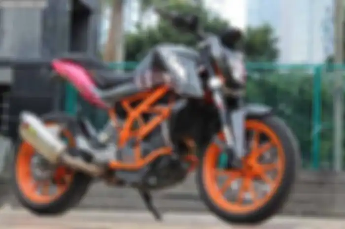 Setiap barang yang kita punya, kalau bisa jangan ada yang sama dengan orang lain.  Modifikasi KTM DUKE 390 pingin tampil beda. Seperti Pangeran Ilham Baron yang memiliki KTM DUKE 390 ini. Supaya beda langsung digeber menuju bengkel NEWFACE Automodifi