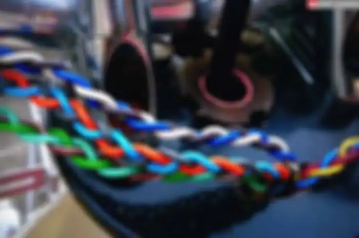Kemudian, pilih masing-masing tiga buah kabel untuk setiap kepangannya. Karena teknik dasar kepang lebih mudah ketika dibentuk dari tiga untai. Usahakan untuk menghapal dari mana kabel tersebut berasal, agar mudah untuk disambungkan lagi.