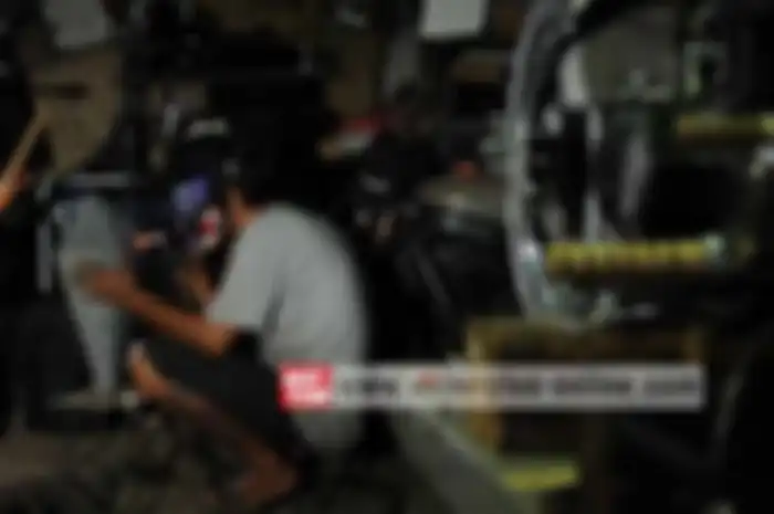 Istilah custom culture kadang didefinisikan sebagai karya dengan aliran ‘gue banget’, anti stock dan hand-made. Istilah custom culture terkadang dianggap sebagai lawan custom stock. Custom stock modifikasi yang berbasis komponen produk massal. Sehing