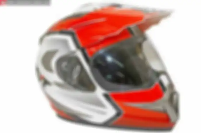 Bagi yang senang adventure atau supermoto bisa menggunakan helm KYT Enduro. Ada yang bilang dengan sebutan KYT Enduro Supermoto. Modelnya khusus seperti helm garuk tanah tapi dilengkapi kaca. Seperti helm harian dan bisa dipakai harian. Tapi memang, 