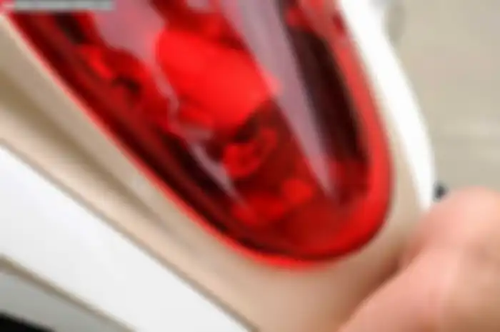 Lampu utama, lampu rem, dan lampu sein dalam sebuah kendaraan memiliki peran yang sangat penting untuk keselamatan. Makanya, kondisi peranti ini wajib diperhatikan. Apalagi kalau sampai putus, harus cepat-cepat diganti agar tidak berbahaya bagi diri 