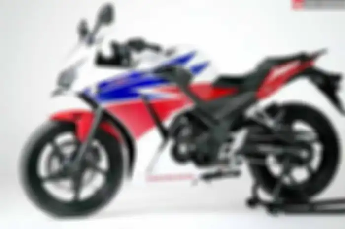 Emplus dikasih kesempatan spesial untuk menjajal langsung New CBR 250R ini. Pertama kali nyemplak di atas New Honda CBR250R, jok yang menjadi tumpuan tubuh terasa berbeda diban-ding model lama.