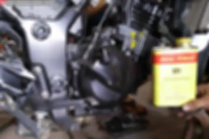 Ini tips kepepet bro alias kalau saat kebutuhan mendesak. Ketika bongkar motor hingga larut malam dan ternyata lem gasket habis. Padahal, besok pagi motor harus dibawah jalan. Enggak usah bingung, ada solusinya bro. Pilihannya lem aibon pengganti lem