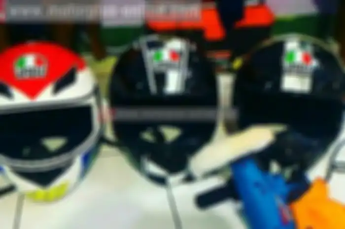 Bagi para pecinta helm yang sekarang ini sedang gandrung, tampil bersih mengkilap pada pelindung kepala saat berkendara adalah hal yang utama. Untuk tampil seperti itu, banyak cara perawatan yang dilakukan oleh para helmet lovers. Salah satunya adala