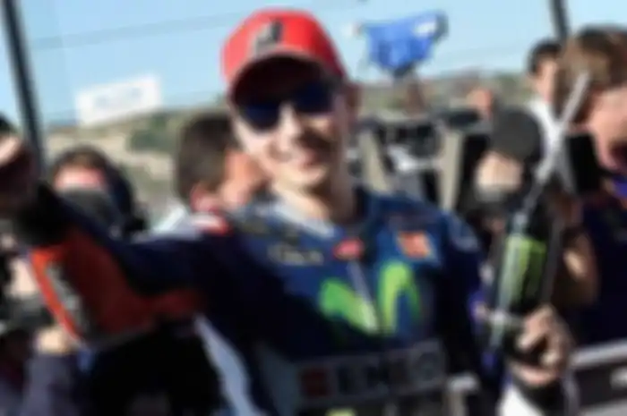 Akhirnya, kebanggaan negaralah yang bikin Jorge Lorenzo dapat selamat dari pejabat pemerintah Spanyol setelah Juara Dunia MotoGP 2015 yang ditentukan kemarin di MotoGP Valencia (8/11)