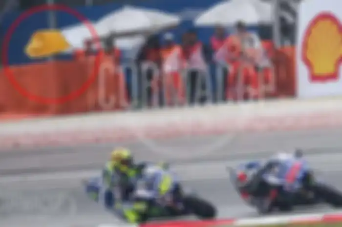 Bukan bermaksud mendukung Valentino Rossi, tapi coba memaparkan apa yang terjadi di sirkuit Sepang, Minggu lalu (25/10). Dalam press conference resmi setelah race, Jorge Lorenzo tampak sangat menyudutkan Rossi.