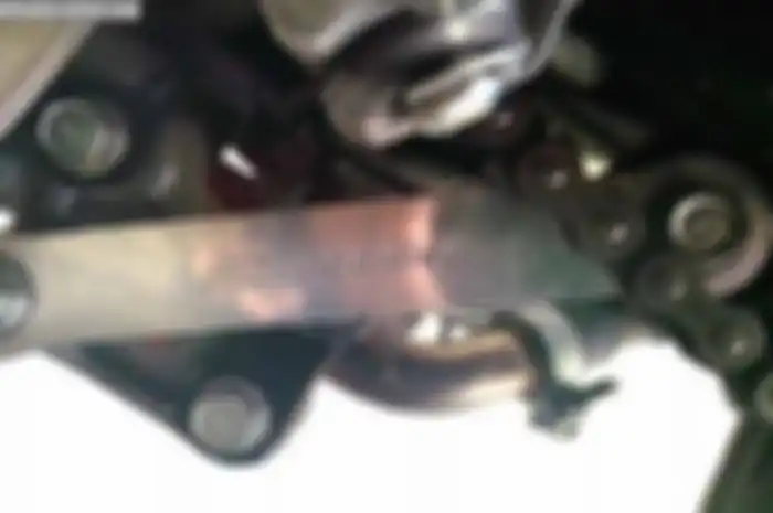 Rasa galau dirasakan brother Rifki Adi Saputra saat Ninja RR Mono turun di depan rumahnya. Pasalnya, saat tubuhnya menyemplak motor sport 250 cc 1 silinder Kawasaki ini, ternyata telapak kakinya jinjit. Tentu hal itu dirasa kurang nyaman bagi pria ya