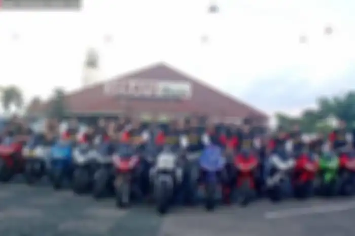 Para penunggang Kawasaki Ninja 250 di wilayah Magelang, Jawa Tengah yang tergabung dalam komunitas Magelang Ninja Unlimited (Magnum), punya cara unik buat hang out. Juga, untuk lebih memupuk rasa persaudaraan dan kekeluargaan.