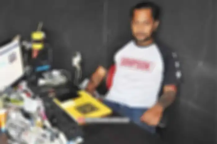 Halo Kang Duddy Djajadisastra (DJ)! Doi teman lama kami, rekan berbagi aspal kelahiran 9 Mei 1972 di Paris Van Java, Bandung, Jawa Barat. Dulu Kang Duddy mainan motor klasik choppers. Ini lebih konsen di dunia balap hobi di Indonesia. Ia malah nyebur