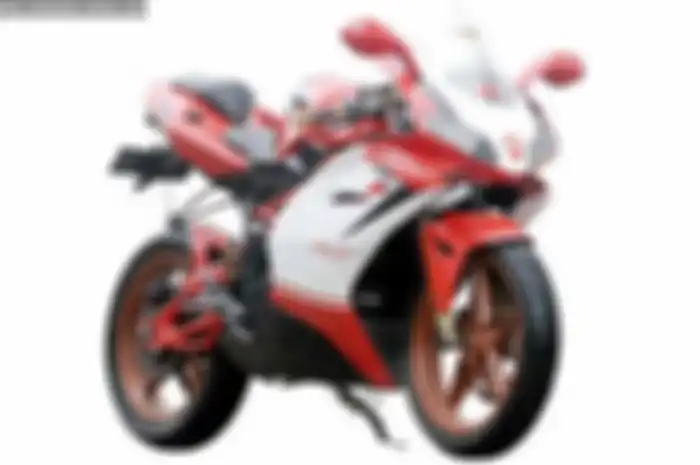 Bukan lari kejar Ducati 1098, tentu saja kalah. Karena secara spek mesin, beda jauh. Namun, Megelli 250 ini caplok konsep bodi ala Ducati 1098. Seperti ubahan tangki dan buntut belakang.